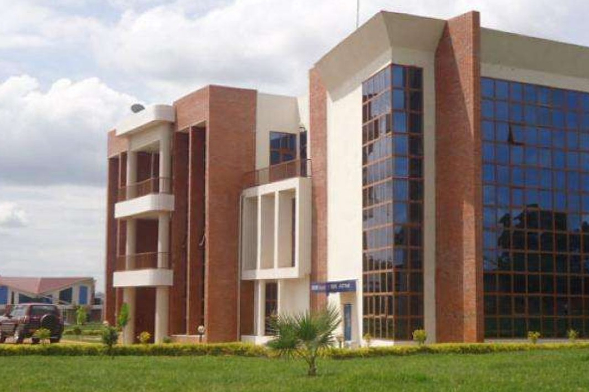 الجامعات والمؤوسسات التعليمية